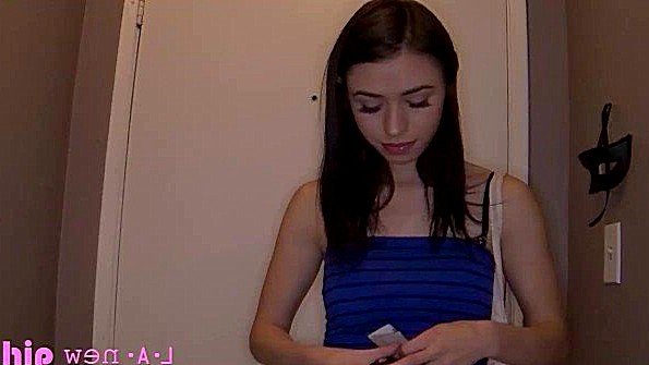 Две милфы активно занимаются драмой, используя вибратор для эксплуатации своих влагалищ