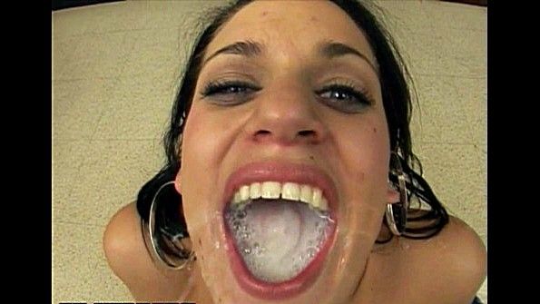 Шлюха умело обращается с вибратором и спермой