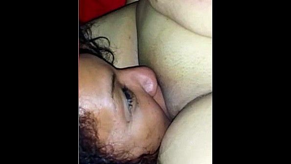 Шлюха в нижнем белье ублажает свою мокрую пизду