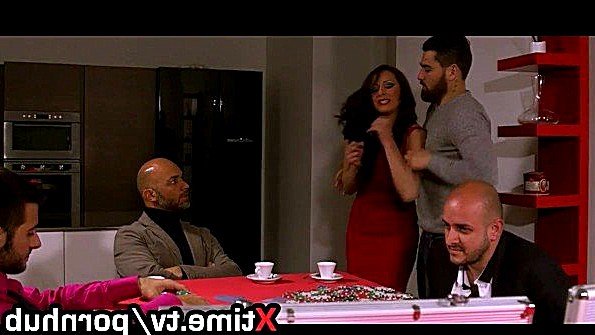 Две мускулистые женщины трутся своими большими клиторами