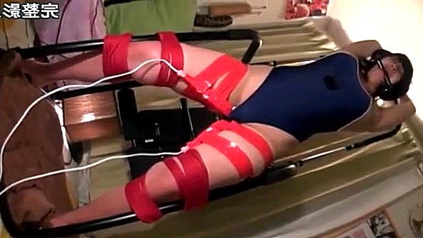 Отец зашел в комнату дочери и напился