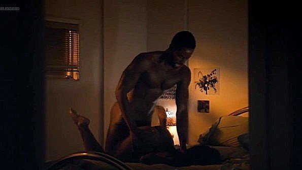 Я сплю с мисс в ротовой полости и укладываю ее в собачью позу