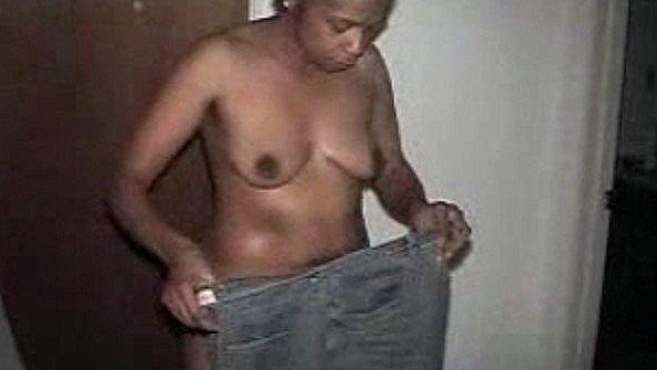 Я прерываю телефонную игру парня и начинаю его трахать