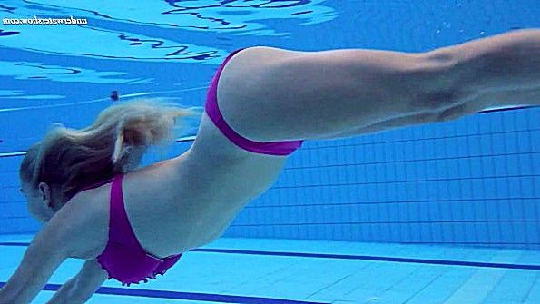 Мисс медленно мастурбирует в постели с новой игрушкой