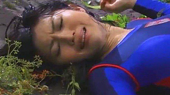 Возбужденная шлюха в чулках удовлетворяет мужчину