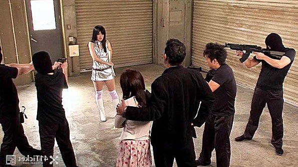 Чернокожая взрослая самка в маске кошки спит рядом с парнем