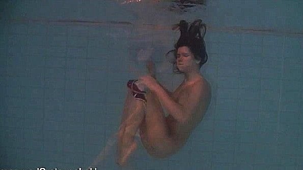 Он приходит к мастурбирующей девушке и принимается безжалостно ее трахать