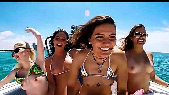 Мастурбировать перед своим парнем и соблазнять его на секс