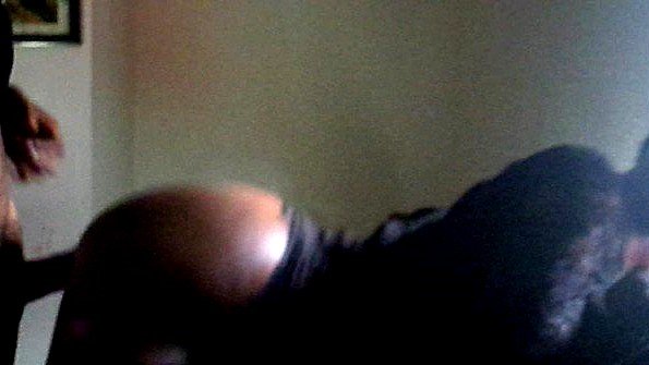 Пышногрудая взрослая женщина обнажает грудь и ласкает сосок