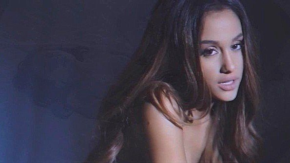 Он показывает чернокожей взрослой женщине свой член и заставляет ее заняться с ним сексом