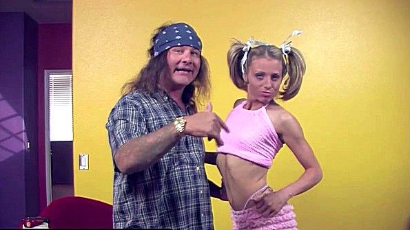 Он лижет пизду девушки и трахает ее пальцем в постели