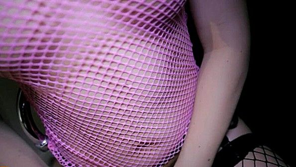 Он раздевает чернокожую женщину и приступает к активному ее траху