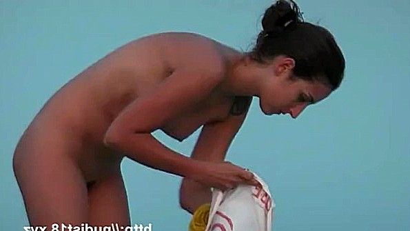 Красавица в жале бесстыдно демонстрирует свою задницу