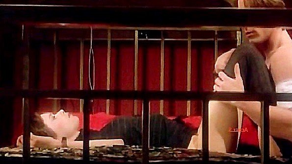 Похотливая мисс в ярком наряде уснула вместе