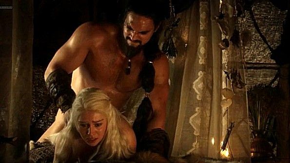 Мускулистый сосед трахает взрослую женщину экстремальным образом