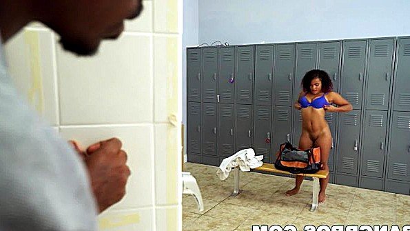 Горячий секс с чернокожим парнем в постели, заканчивающийся удовольствием