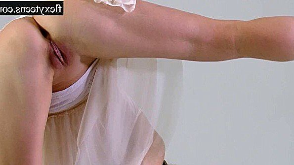 Две девушки растягивают половые губы всеми возможными способами