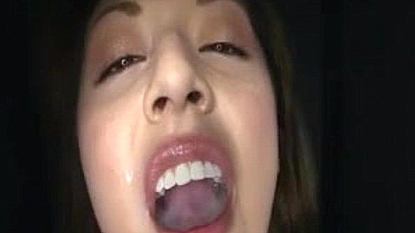 Взрослая самка из племени американских индейцев кокетливо принимает горячую ванну