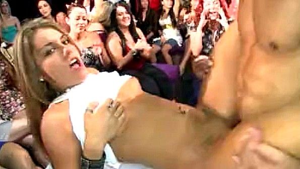 Полицейская надзирательница принуждает пленницу к сексу с богатым человеком