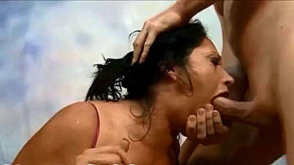 Малолетняя шлюха принуждает парня к сексу