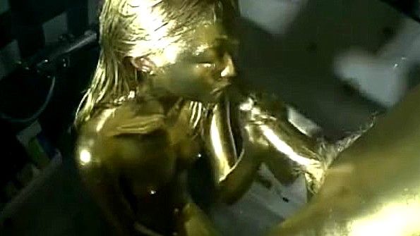 Возбужденная грудастая сучка трахает ягодицы стеклом