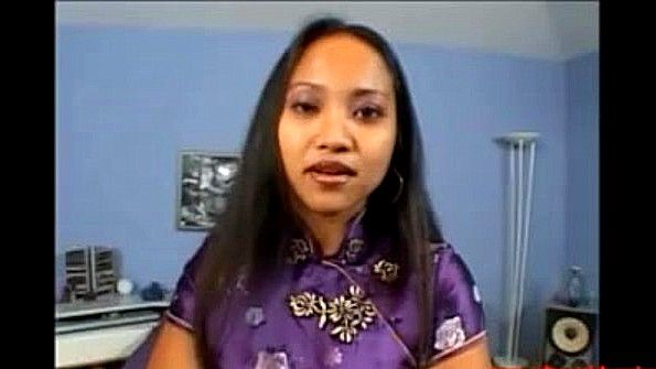 Длинноногая мисс демонстрирует свою органическую структуру