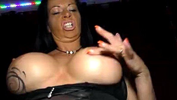 Она забирается на столешницу и активно мастурбирует там