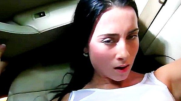 Крупный план влагалища чернокожей женщины с крошечным отверстием