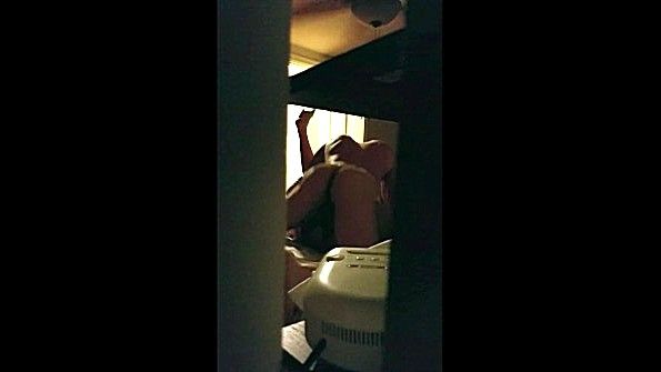 Плененная взрослая женщина приставала к своей сокамернице и занималась с ней сексом