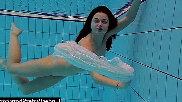 Пышногрудая взрослая японка требует, чтобы они спали вместе и кончили на нее