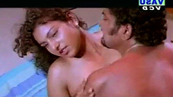 Чернокожая взрослая женщина обливается перьями и желает трахаться