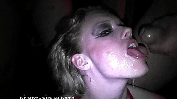 Мисс в игривом наряде жадно трахается в постели