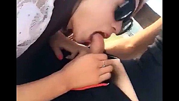 Девушка устраивает так, чтобы фаллос был обработан и соответствовал всем правилам