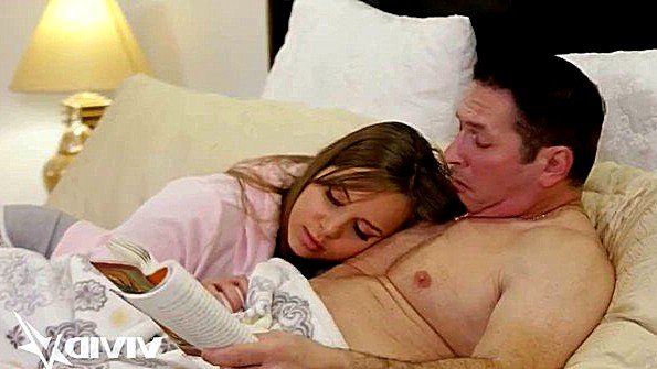 Я отодвигаю трусики сестры в сторону и засовываю свой половой член ей в пизду