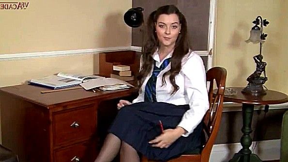 Он будит чернокожую женщину своим членом и заставляет ее заняться с ним сексом