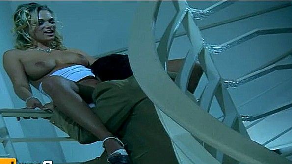 Лишение девушки возможности увидеть женскую грудь и попытаться отнести ее к сексу с богатым человеком