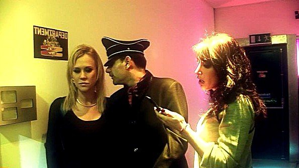 Сама родительница помогает мужчине трахать свою хитрую девчонку