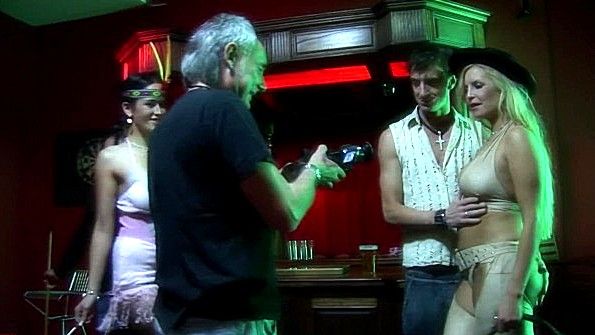 Стриптизер предлагает девушке отсосать у него член