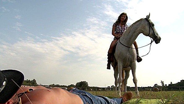 Возбужденная девушка не хочет заниматься горячим сексом