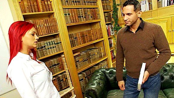 Огромный черный член трахает женщину в жестком запое