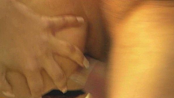 Развратная блондинка в интимной одежде готова развлечь богатого мужчину с помощью дилдо