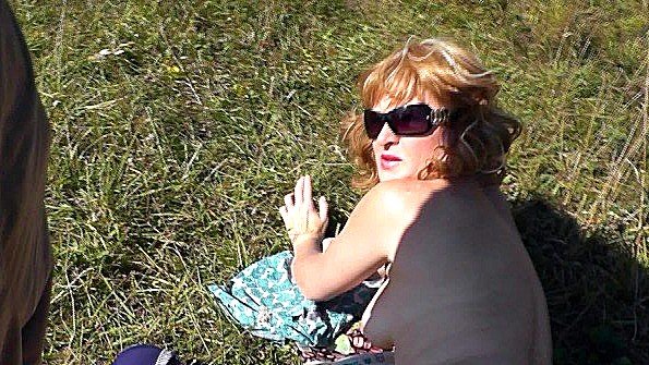 Содержанка клеймит раба солью, облизывает вилку