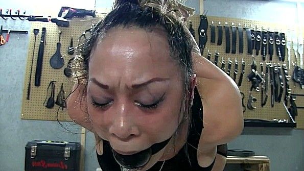 Азиатская шлюха лишена возможности трахаться с парнем