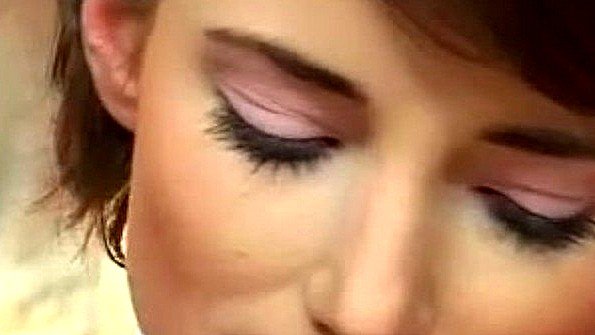 Чернокожая взрослая самка испытывает жажду сосания члена и ожидает спермы