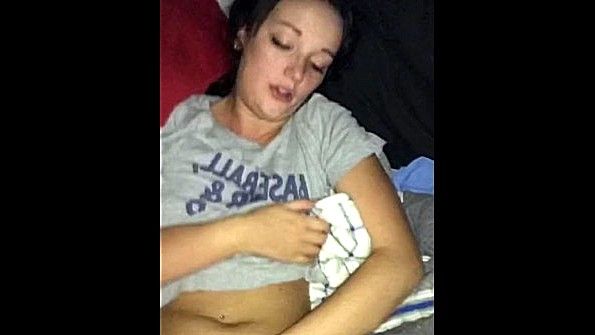 Я подхожу к мастурбирующей брюнетке и начинаю ее трахать