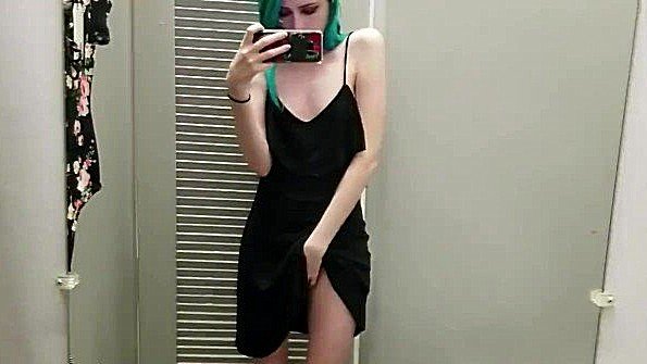 Мужчина, стоящий на четвереньках, спит вместе с помощью страпона