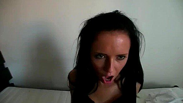 Милфа в чулках погружает вибратор в свою пизду