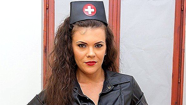 Чернокожая взрослая женщина жадно трахает мужчину ради удовольствия