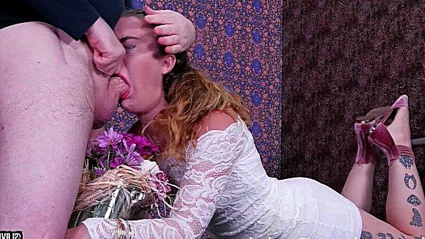 Парень одевает сучку и жестко связывает ее