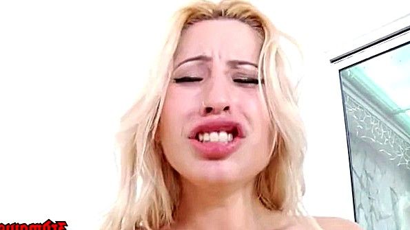 Женщина-мать в монокле активно ласкает половой член своего сына своей ротовой полостью